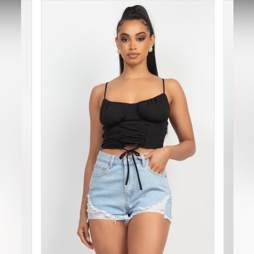 A solid color sleeveless crop top♥️
